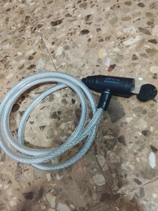 Bicicleta Rockrider con candado y casco