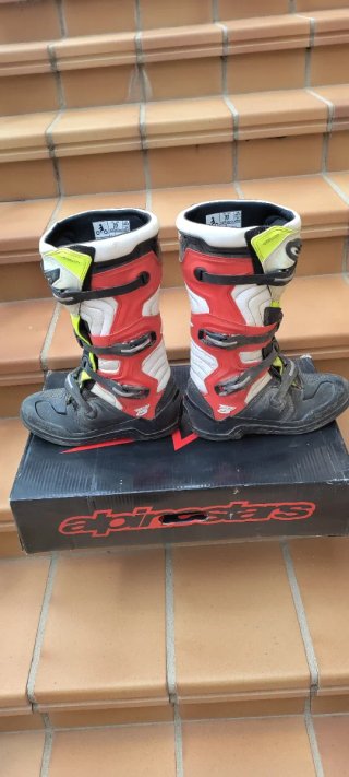 Botas Alpinestars Motocross, casco Airoh y peto