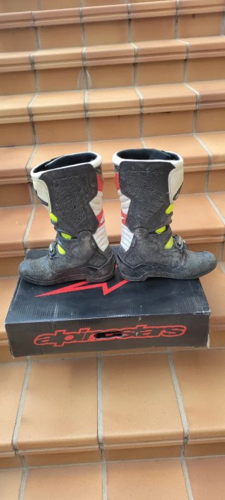 Botas Alpinestars Motocross, casco Airoh y peto