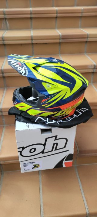 Botas Alpinestars Motocross, casco Airoh y peto