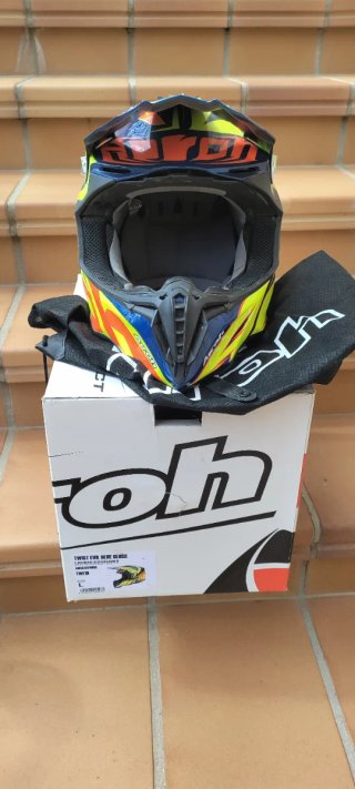 Botas Alpinestars Motocross, casco Airoh y peto