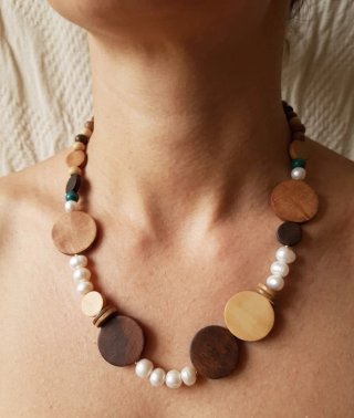 Collar perlas cultivadas y madera