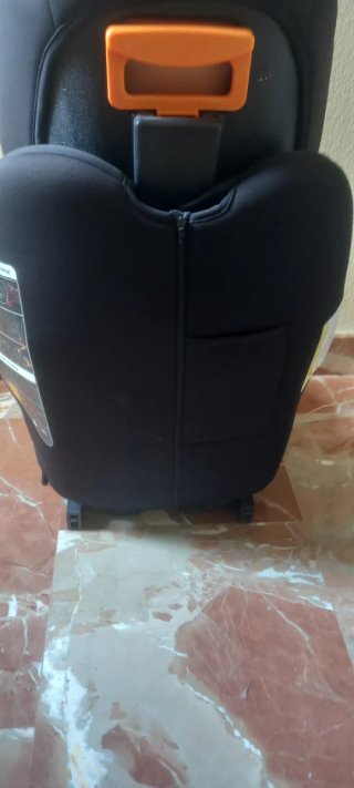 Silla de coche Piku negra con ribete rojo