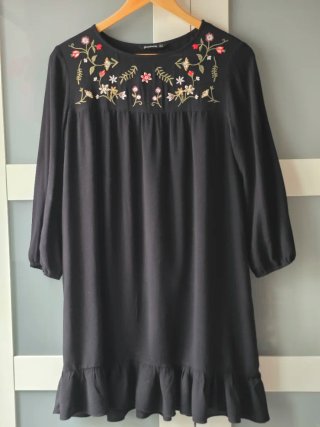 Vestido negro bordado Stradivarius