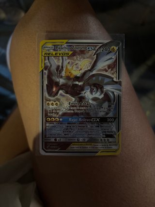 Carta Pokémon Pikachu y Zekrom GX