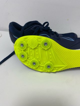 Clavos de atletismo niño.