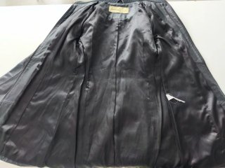 Abrigo de cuero negro con cremallera
