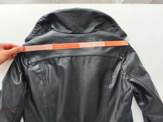 Abrigo de cuero negro con cremallera