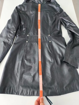 Abrigo de cuero negro con cremallera