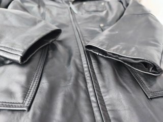 Abrigo de cuero negro con cremallera