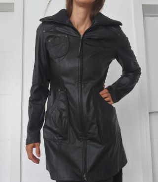 Abrigo de cuero negro con cremallera