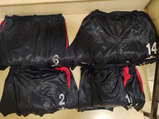 Vendo Palloni e abbigliamento sportivo usato