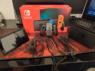 Nintendo Switch Rojo y Azul + Tarjeta SD y 2 juego