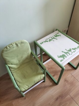Trona de madera convertible a  escritorio