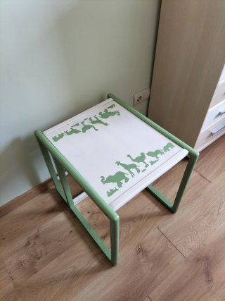 Trona de madera convertible a  escritorio