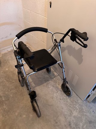 Andador 4 ruedas con asiento