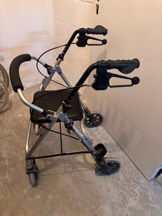 Andador 4 ruedas con asiento
