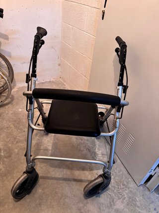 Andador 4 ruedas con asiento