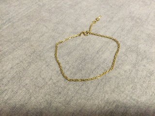 Pulsera dorada con perla