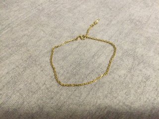 Pulsera dorada con perla