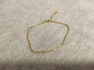 Pulsera dorada con perla