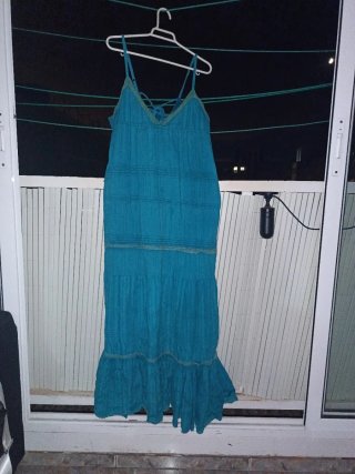 Vestido largo azul con tirantes