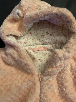 Pelele de bebé rosa con capucha