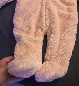 Pelele de bebé rosa con capucha