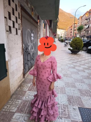 Vestidos de gitana 200 euros los dos.