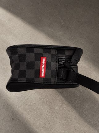 Bolso Sprayground Negro con Tiburón Rojo