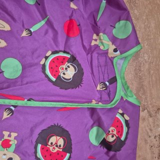 Babero infantil morado con dibujos