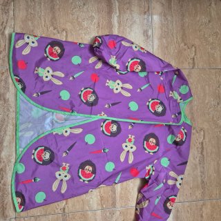 Babero infantil morado con dibujos