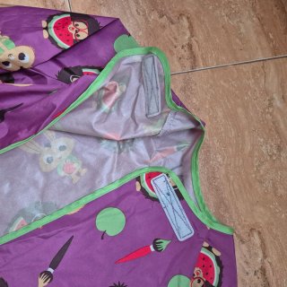Babero infantil morado con dibujos