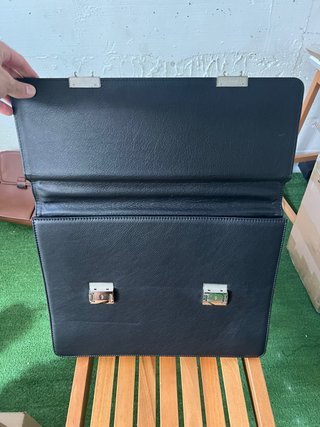 Maletín de cuero negro