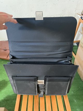 Maletín de cuero negro