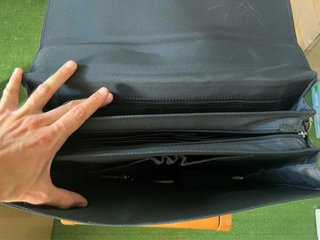 Maletín de cuero negro