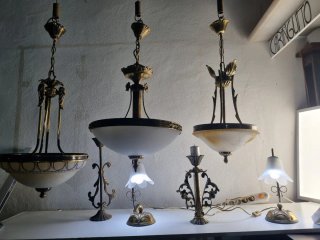 Lámparas antiguas de bronce y cristal