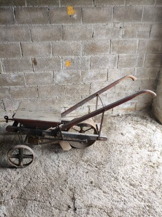 Varios aperos antigüos Sembradora Arado Masera