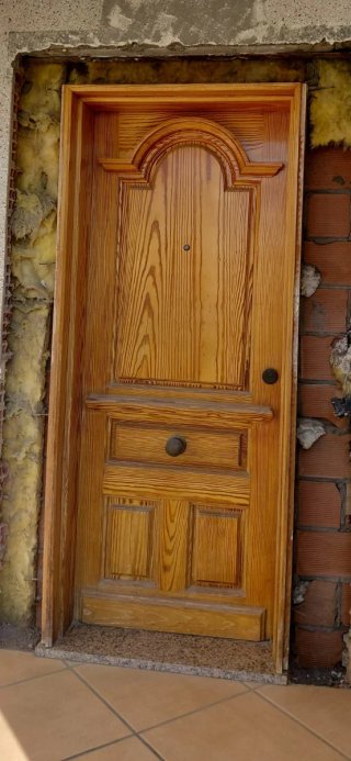 Puerta de entrada de madera