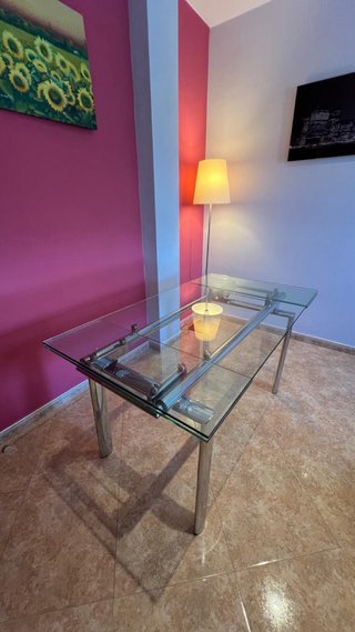 Mesa de comedor cristal y metal y sillas