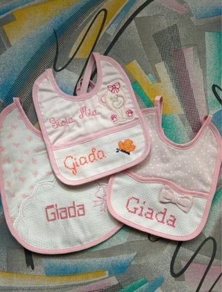 Bavaglini ricamati a mano con nome Giada