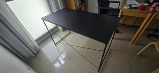 Mesa de escritorio negra casi nueva