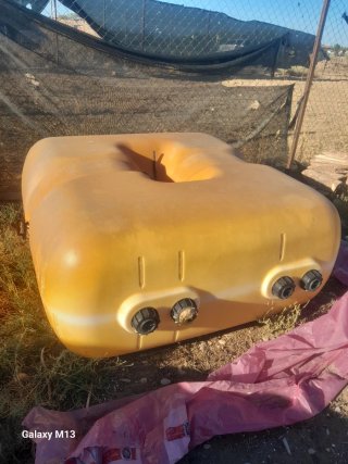 Depósito de combustible amarillo