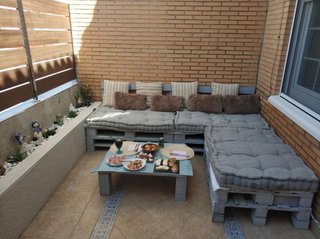 Palets con mesa y cojines