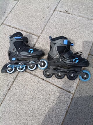 Patines en línea negros y azules