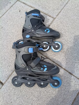 Patines en línea negros y azules