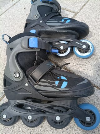 Patines en línea negros y azules