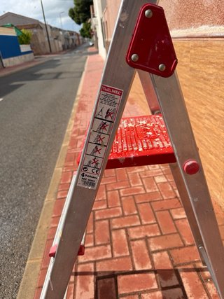 Escalera aluminio 4 peldaños