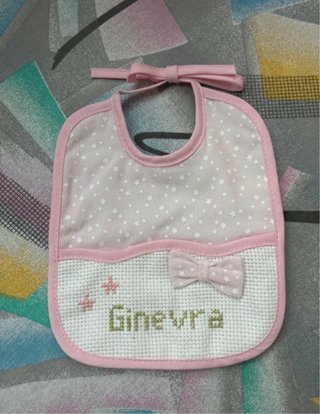 Bavaglino personalizzato ricamato a mano