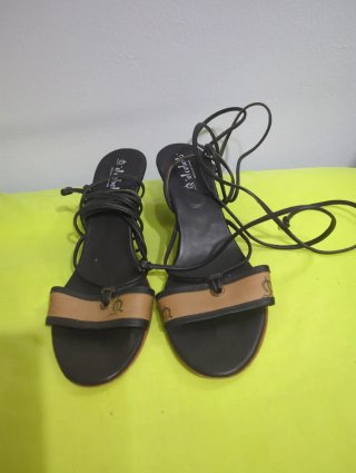 Sandalias El Caballo T39 tacón medio tiras